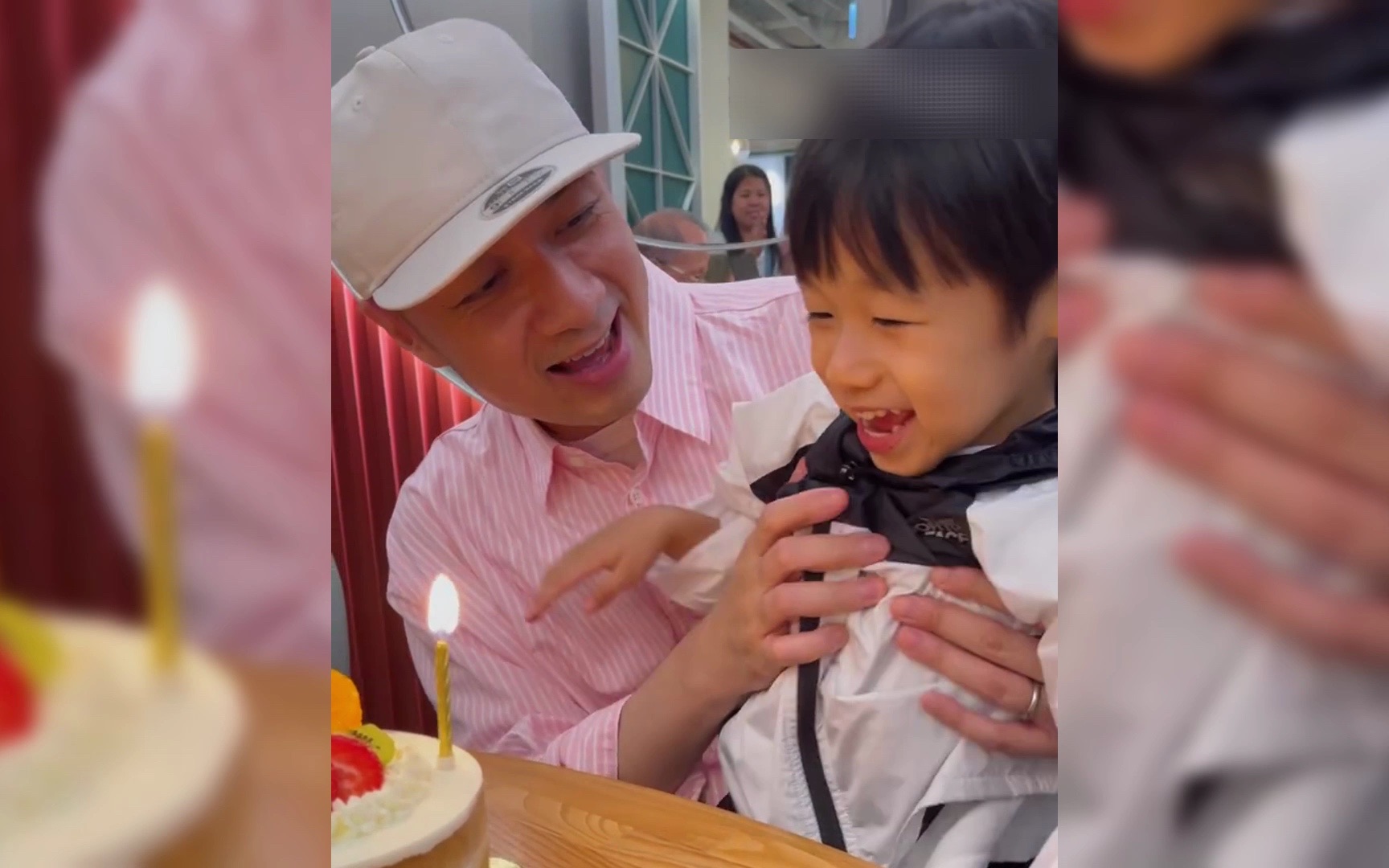 古巨基晒51岁生日照 父子俩嘴巴鼻子如复制粘贴