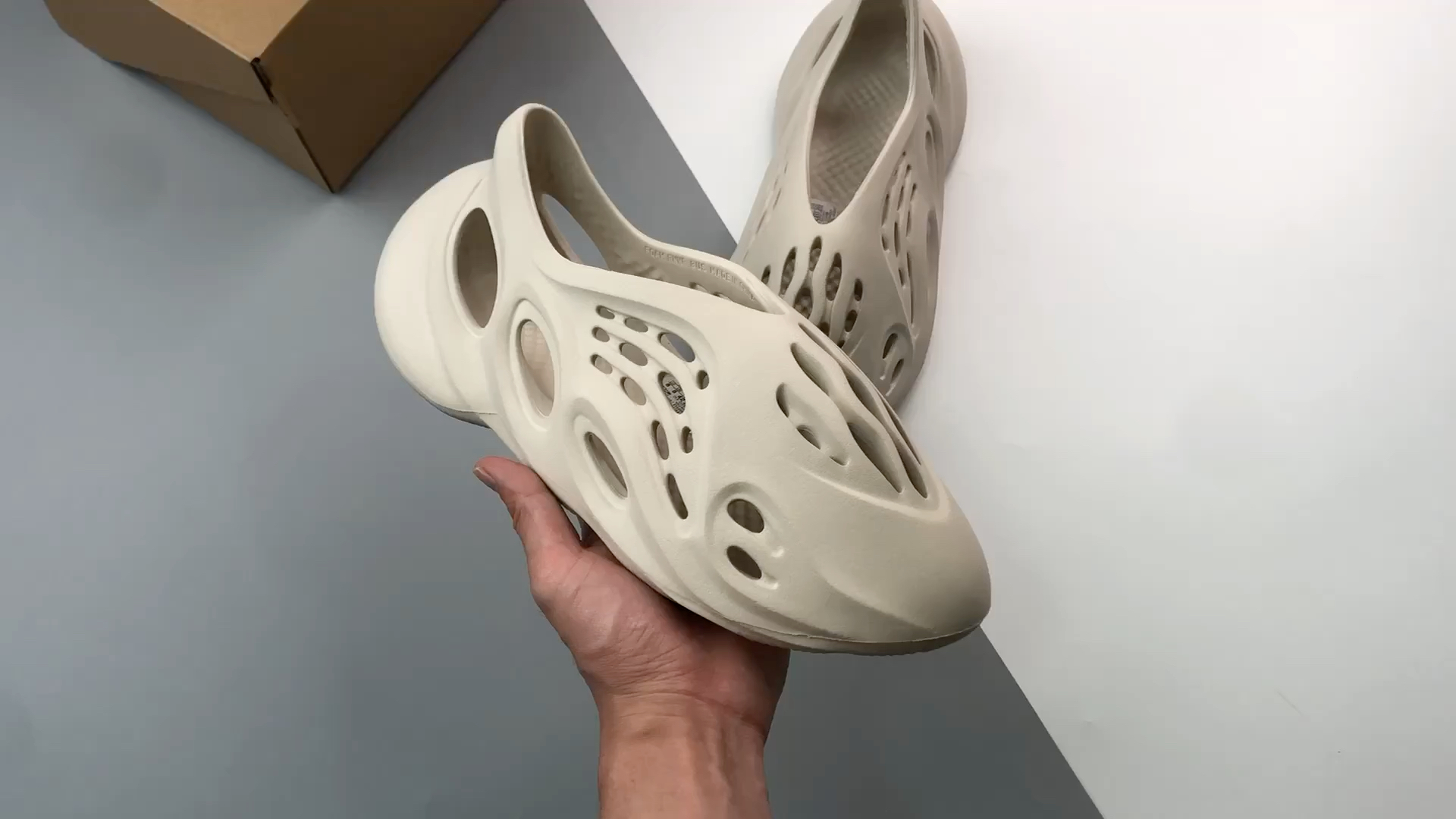 ad yeezy foam runner "ararat"骨白配色 椰子洞洞鞋