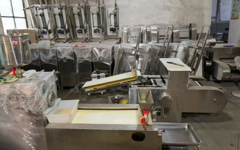 我们的实力厂家展示一下全自动擀面皮机凉皮机货卖堆山的感觉,机器