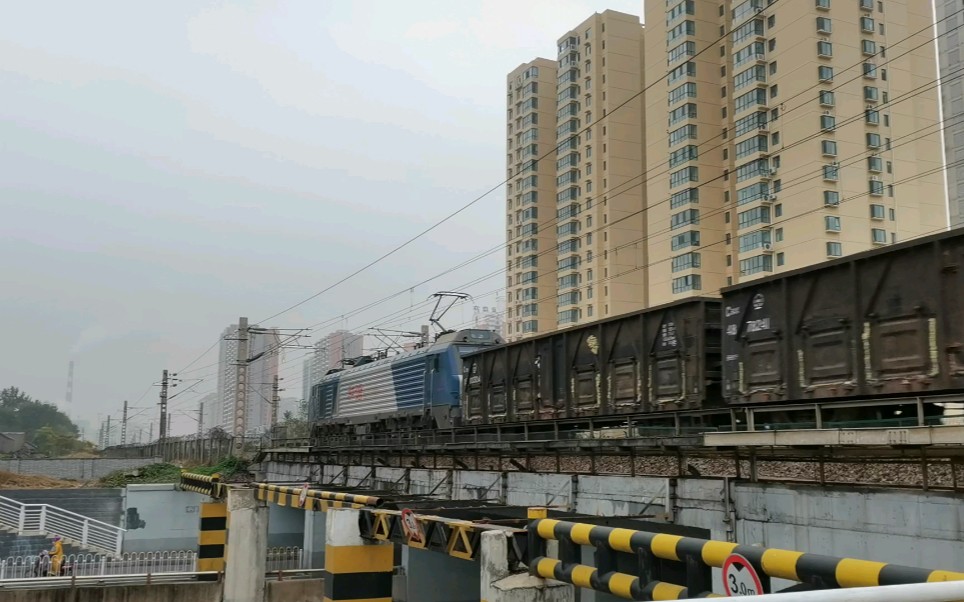 郑局乡段hxd2c-0061牵引上行货列通过焦作新月场