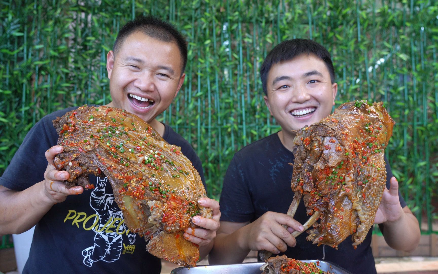 1200买只鸵鸟,农村四哥做"卤香鸵鸟排骨",吃着像牛肉,太香了