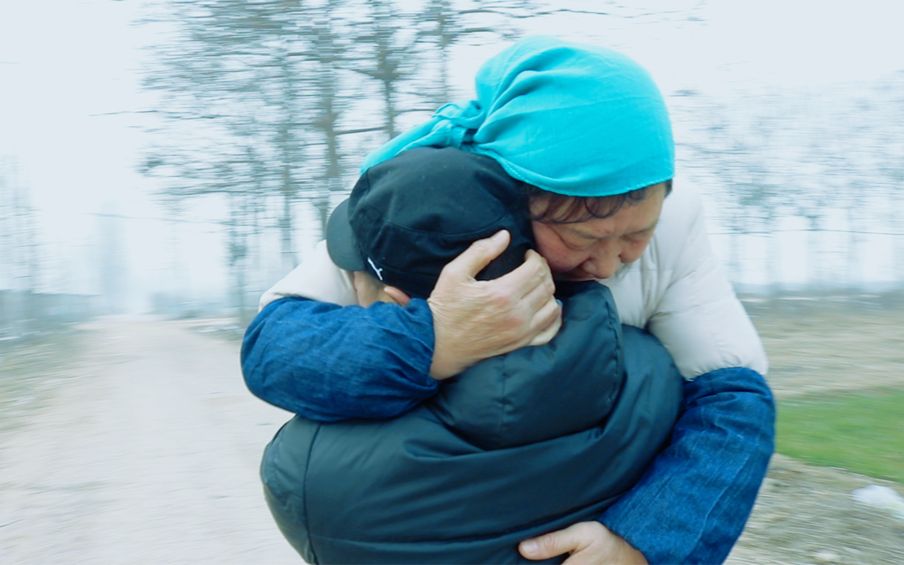 母亲送别回城儿子的眼神让很多人看哭了