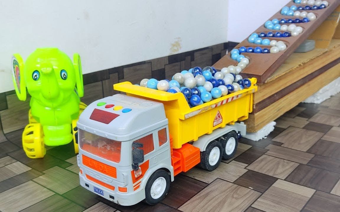 3辆玩具车装满100颗弹珠,有3种颜色,少儿英语启蒙教育玩具