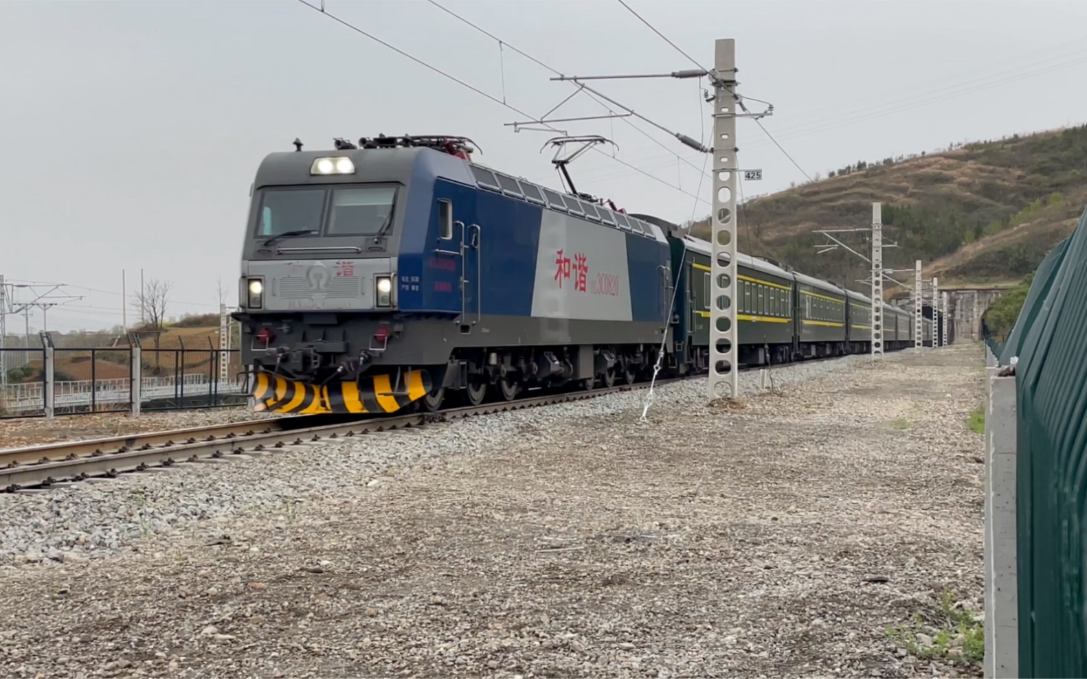 武局襄段hxd3c牵引客车k257通过原高梁铺车站