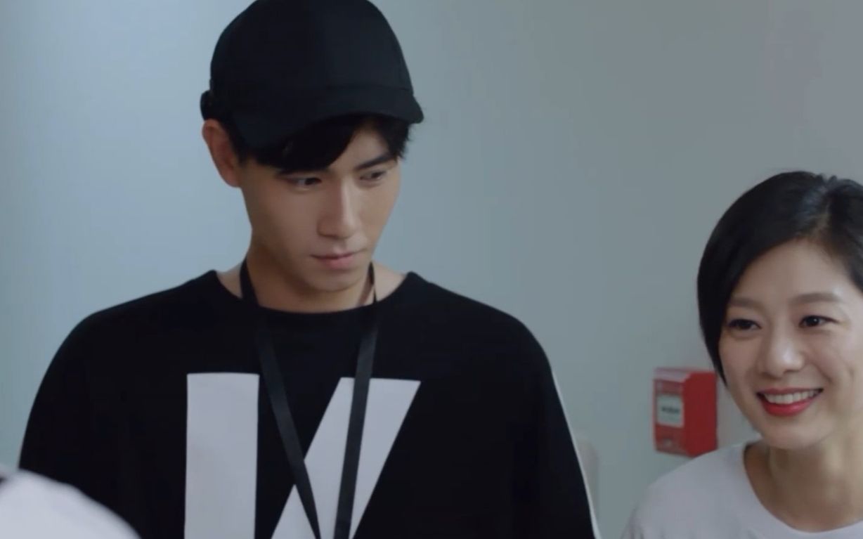 韩商言夺冠,佟年挂在他身上不撒手被围观,吴白的眼神意味深长