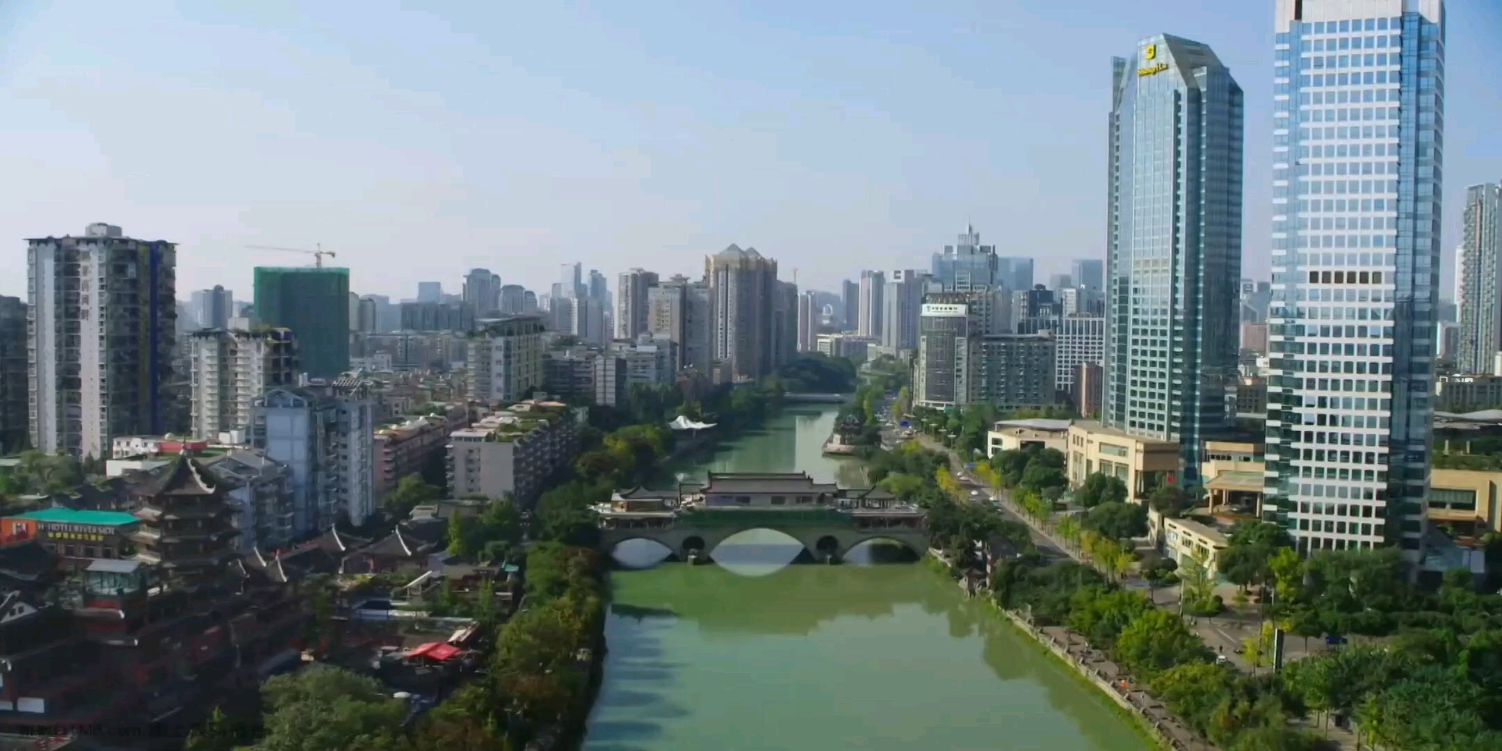 [图]《團結香港基金呈獻:江山多驕》星期二起 星期一至五晚 7:30/11:45 星期六晚 7:30/11:35 星期日晚 7:30/11:30 翡翠台