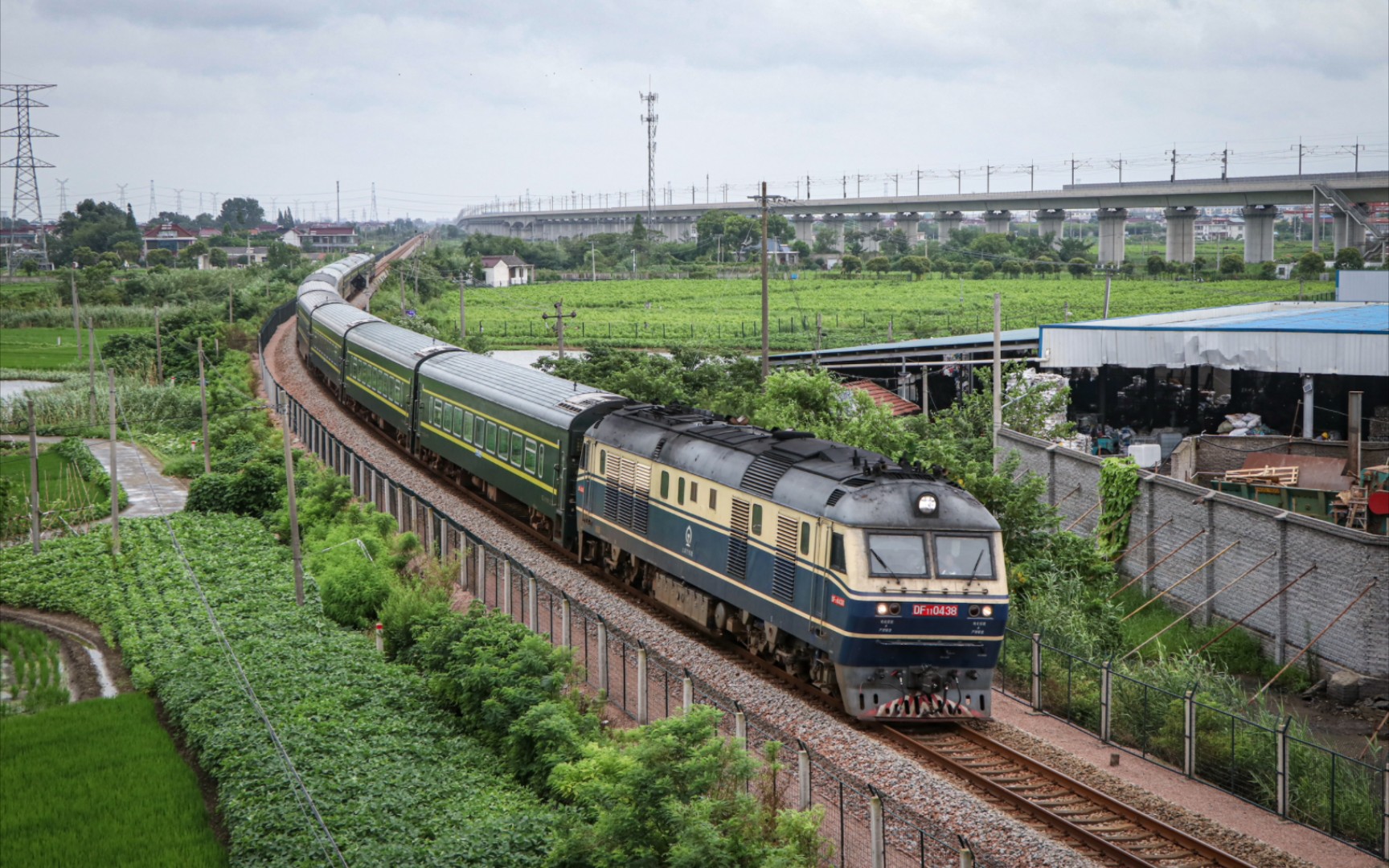 【新长铁路】上局宁东段df11-0438牵引"宁盐特快"t7775次(盐城