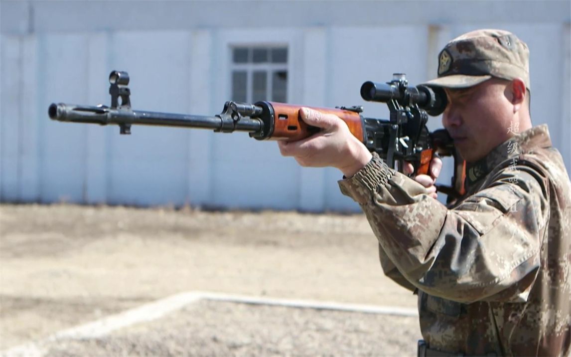 我国79式狙击步枪威力巨大,中国军人武装上它,竟打穿坦克