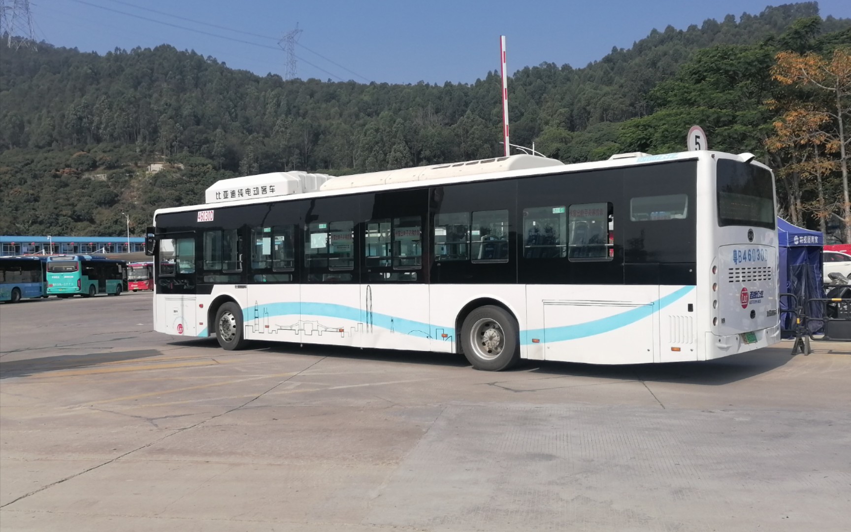 深圳西部公汽m495路公交车byd6121lgev3k9fe运行实录