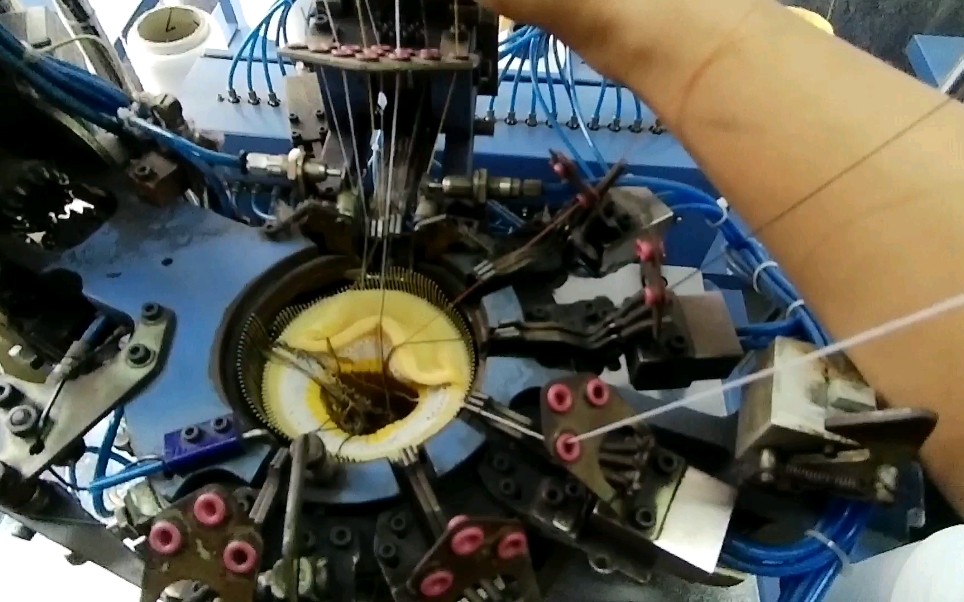 袜机维修,后跟主梭包纱带吃到袜身时,怎样维修