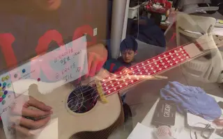律动四弦琴