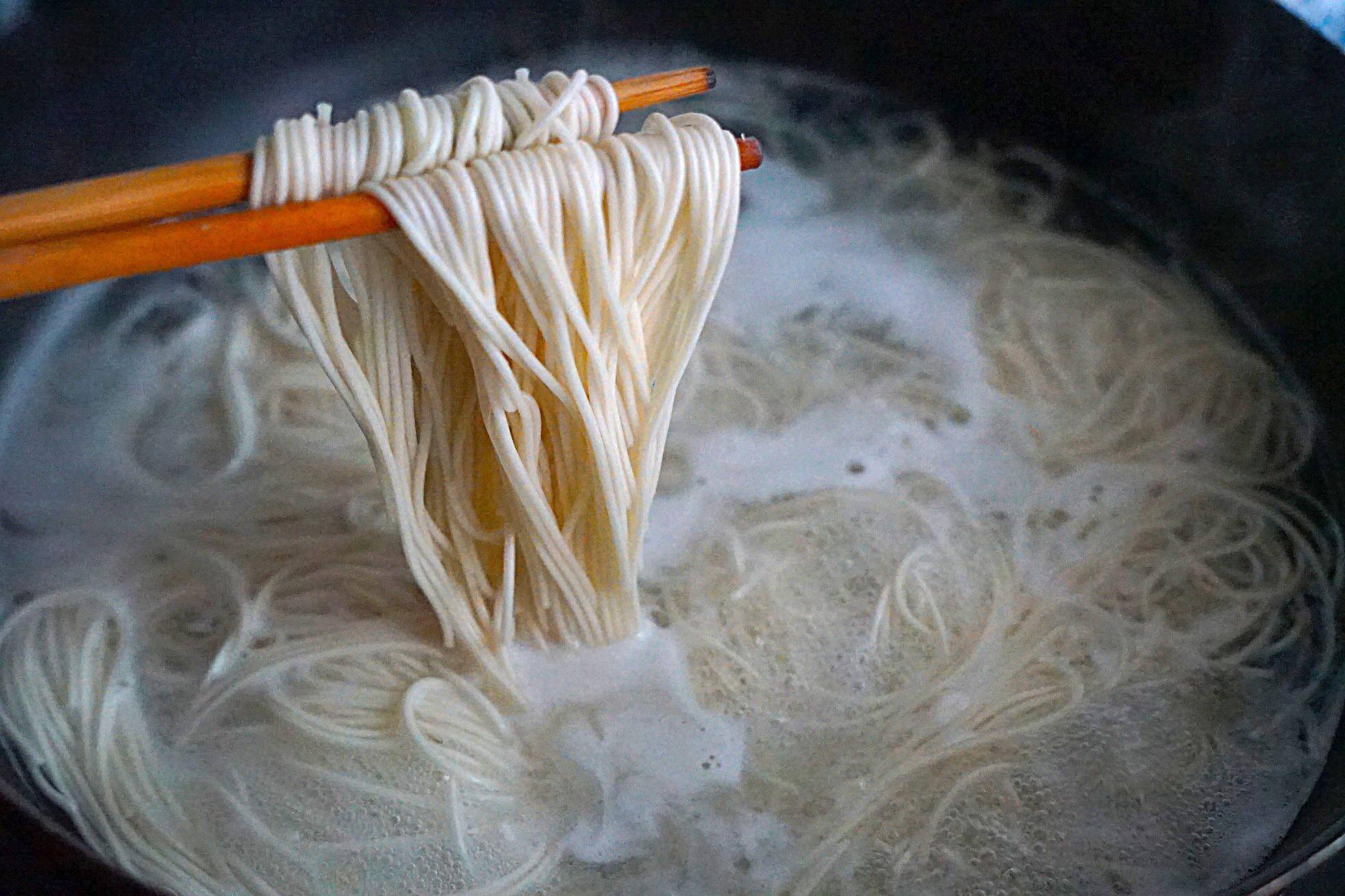 代价巨大!男子因露营煮一碗面,为此赔偿471万还被判入狱2年