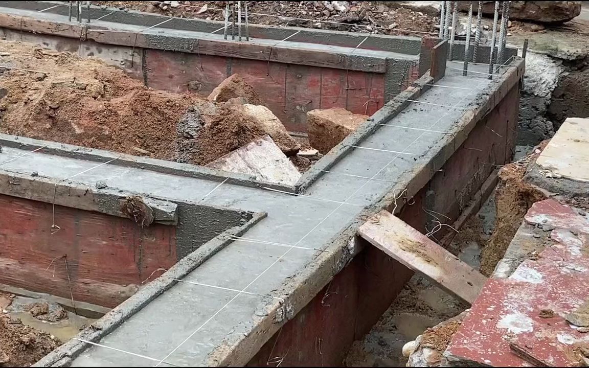 抓住晴天绑钢筋倒水泥地梁完成