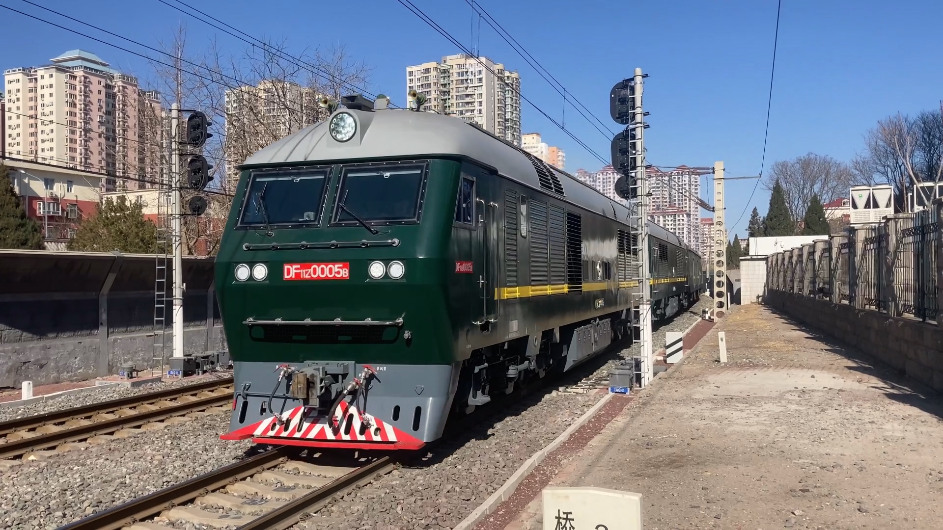 "牛年第一表"df11z0005牵引t57手帕口桥通过