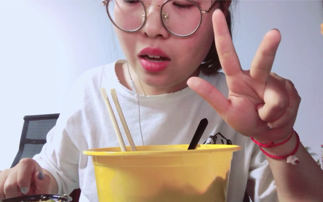 吃播-公司里吃即食版海底捞火锅〕 顺便小声哔哔着聊天_哔哩哔哩