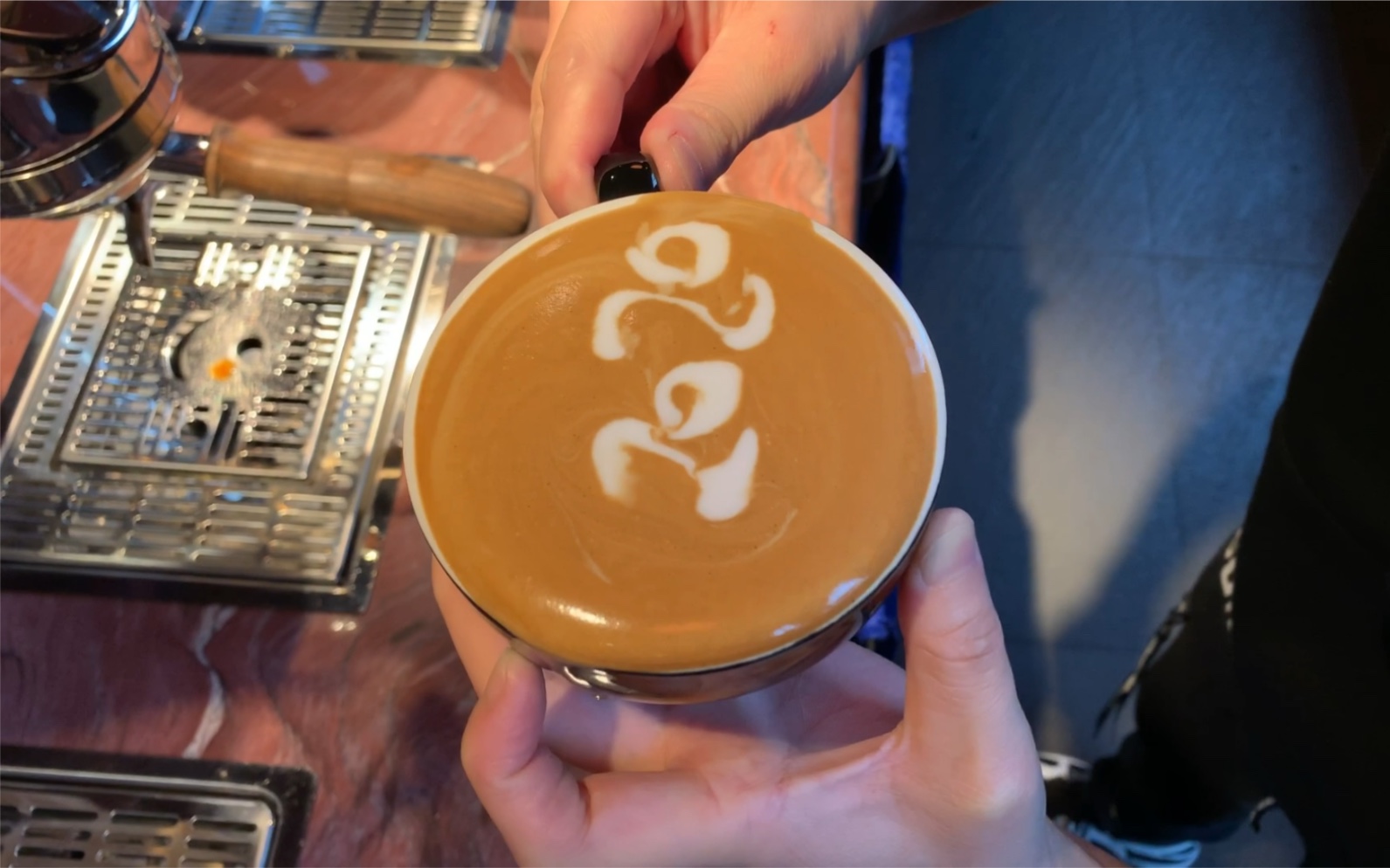 【拉花】咖啡拿铁- 数字2020 咖啡师张晶