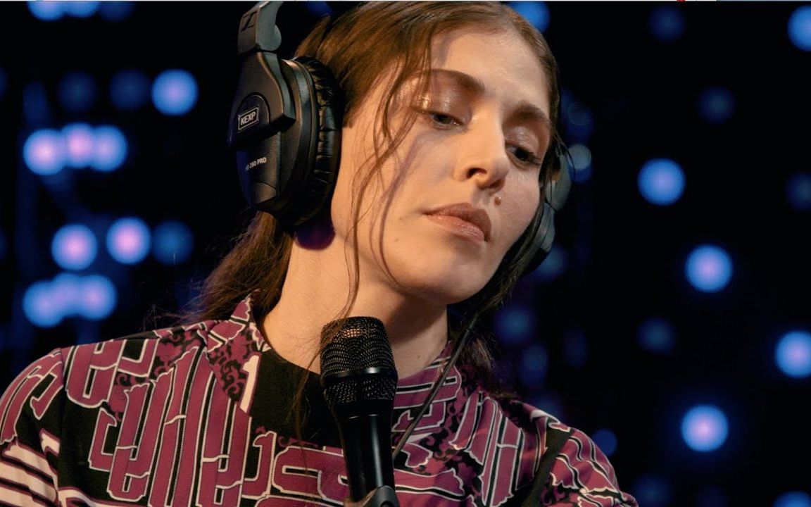 caroline polachek 在 kexp 上的全场表演视频