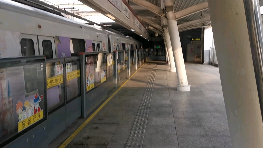 上海地铁11号线上海赛车场出站