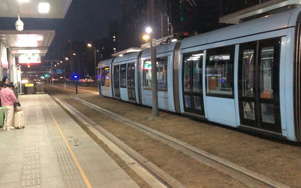 成都有轨电车蓉2线222车进出天河路站