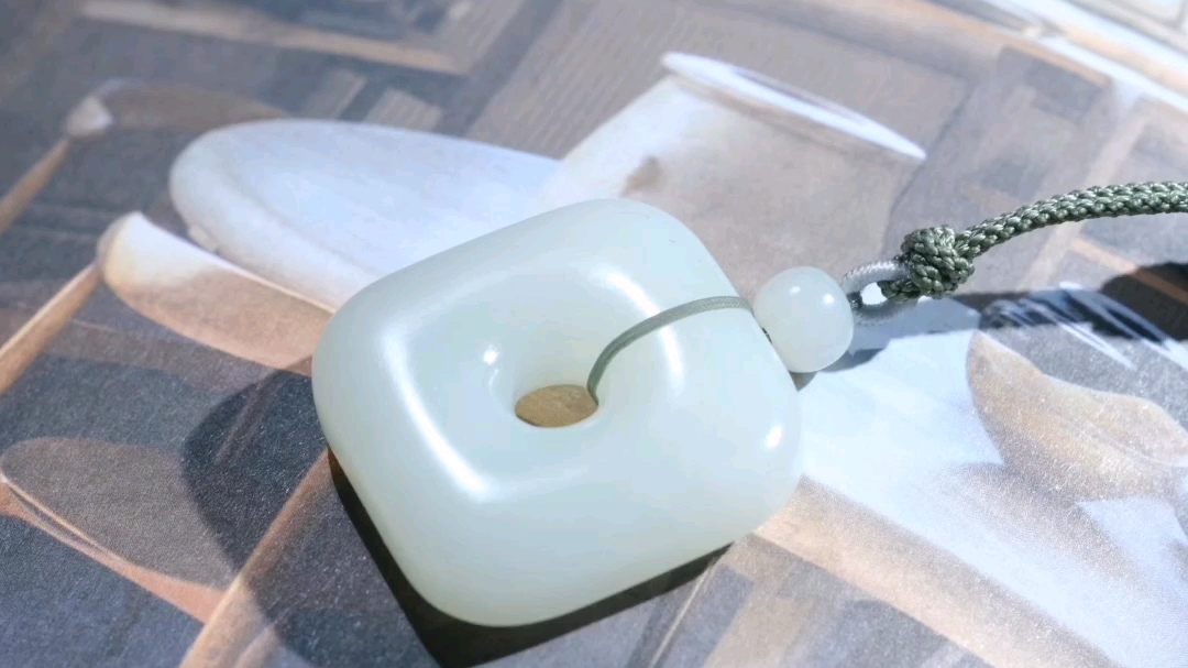 和田玉白玉怀古61平安扣,玉质温润细腻 油润光泽,精工打磨 静赏中庸