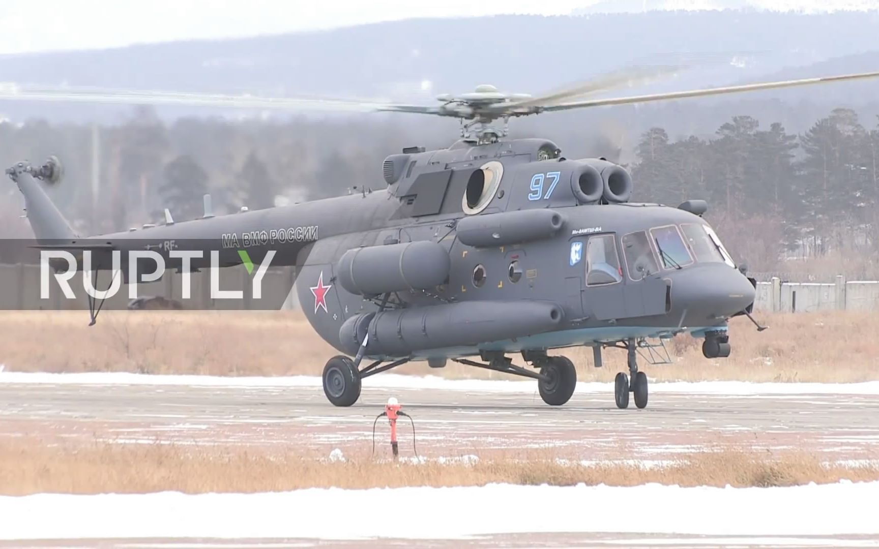 俄罗斯米-8直升机降落在北极(蛮帅的啊)