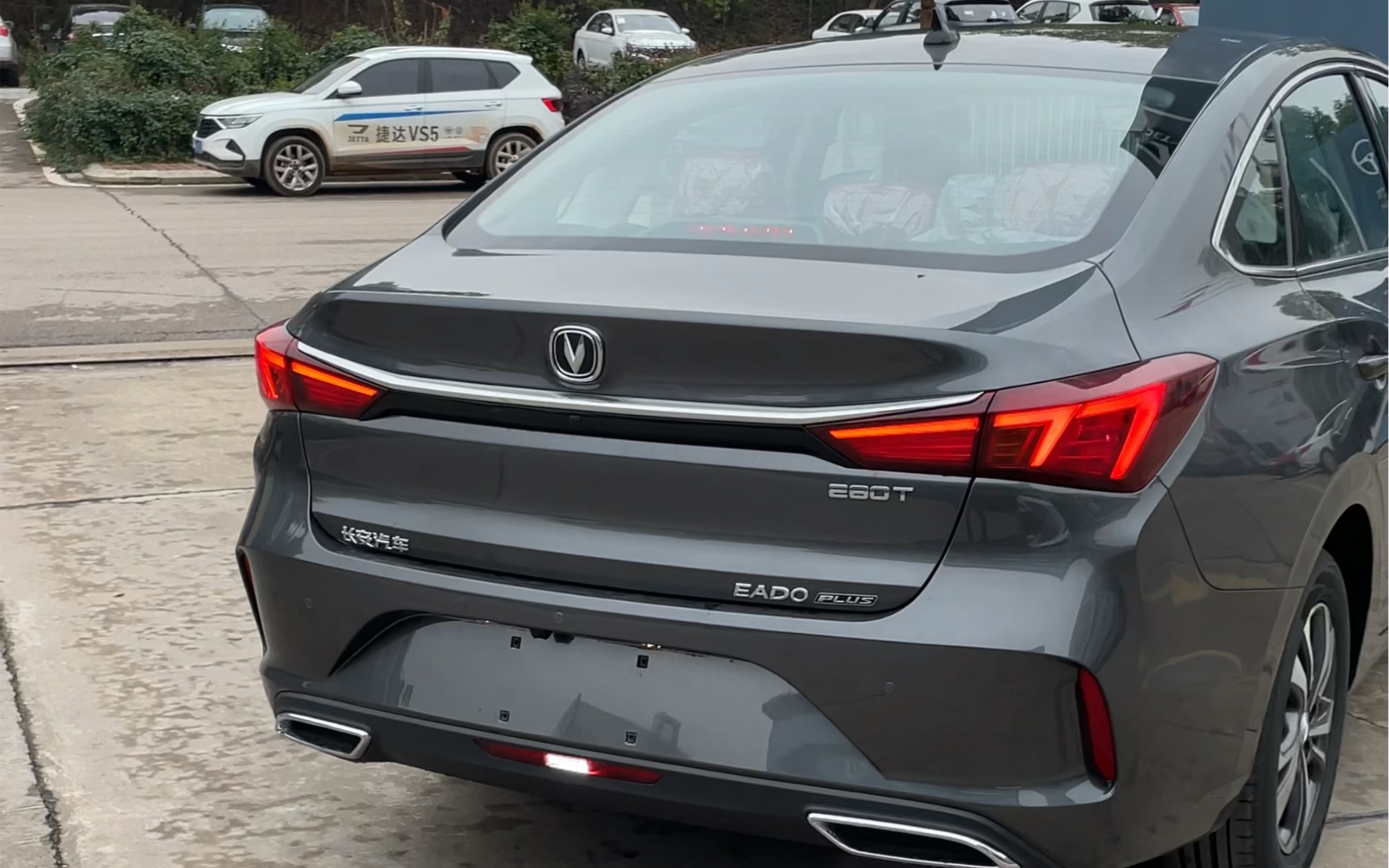 长安汽车安第斯灰逸动p尊贵版14t蓝鲸版7速湿式双离环抱式驾舱智能