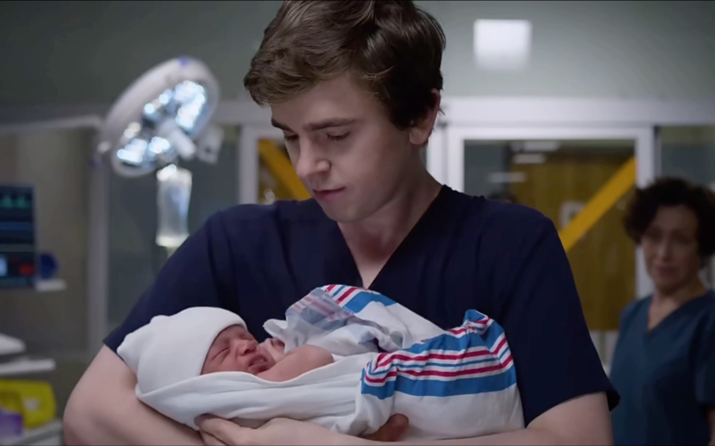 《良医》(美剧):天才医生肖恩第一次主刀剖腹产手术保住母子俩生命.