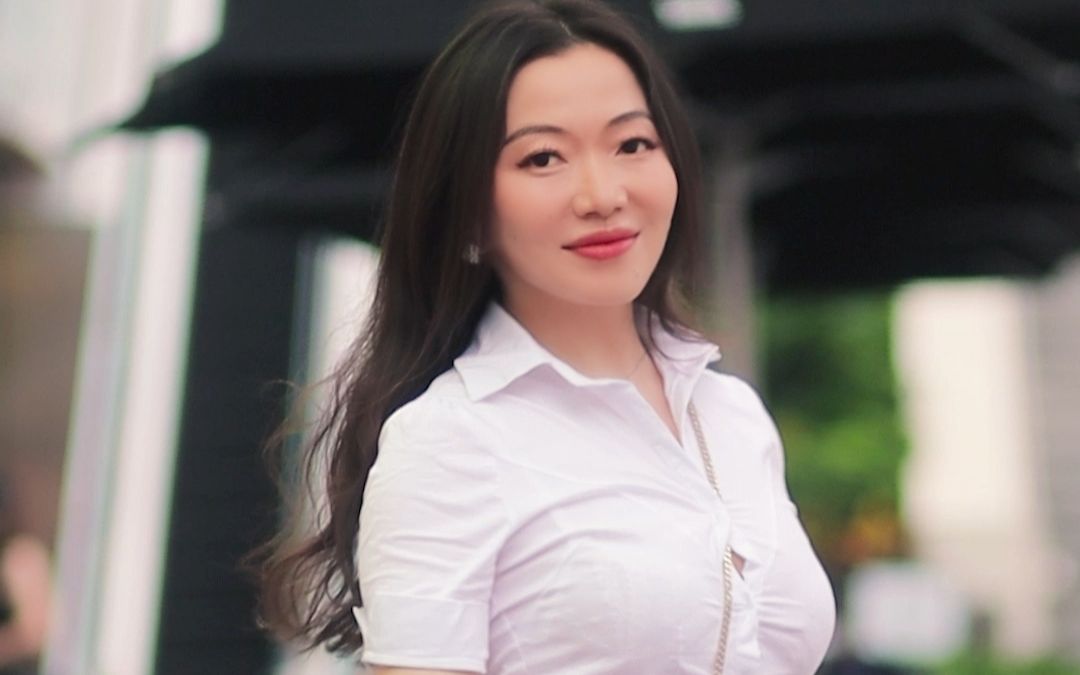 黑白配混搭红高跟,微胖女生撩发回首真漂亮