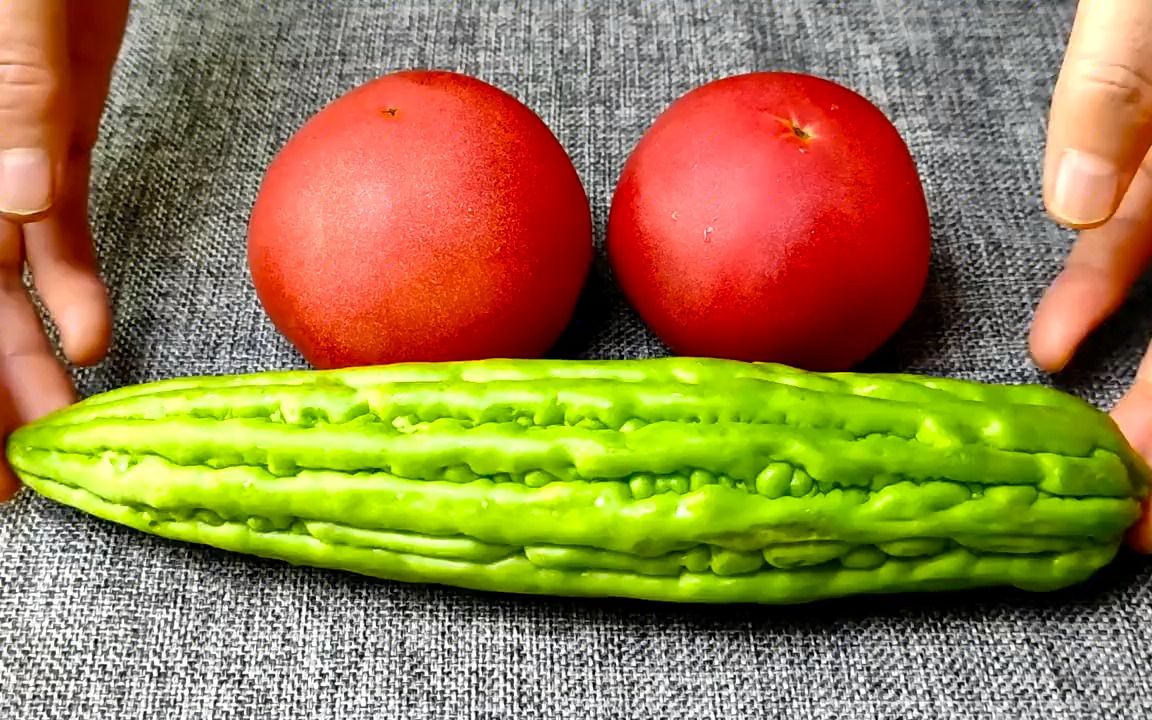 苦瓜和西红柿是绝配,教你一个神仙吃法,天天吃都不腻,开胃解馋