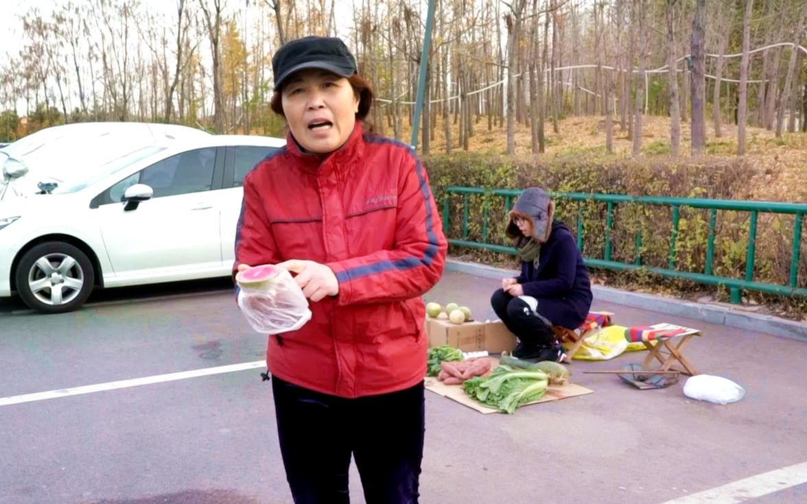 大妈买菜钱不够,二货卖菜姑娘1元的萝卜也卖,太逗了