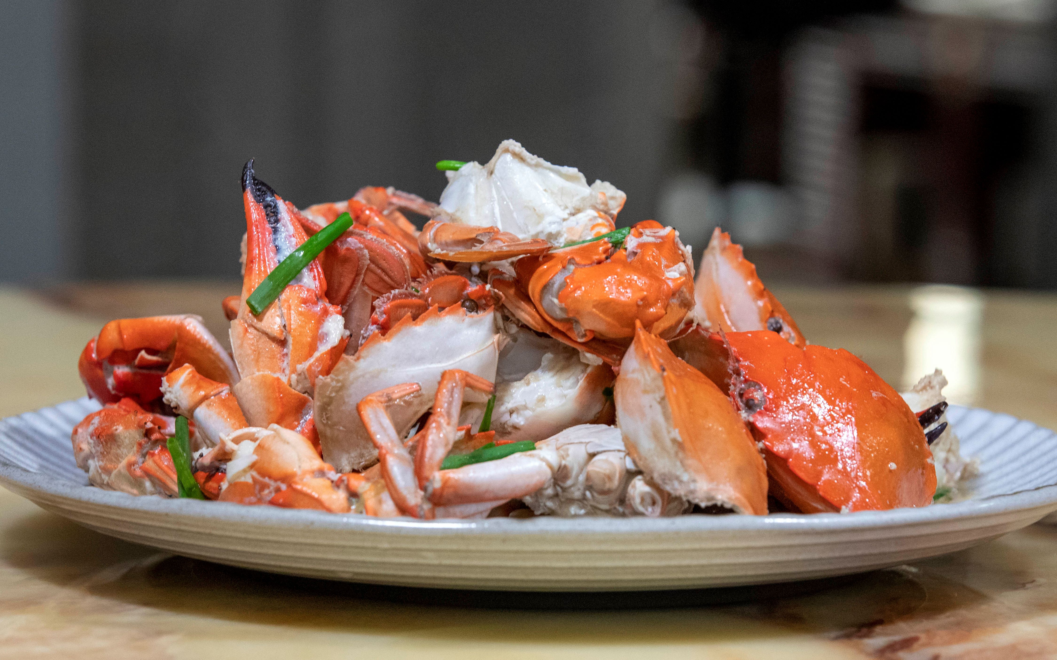 做法很家常适合年夜饭上露一手,姜葱炒石蟹,全家人喜欢的下酒菜