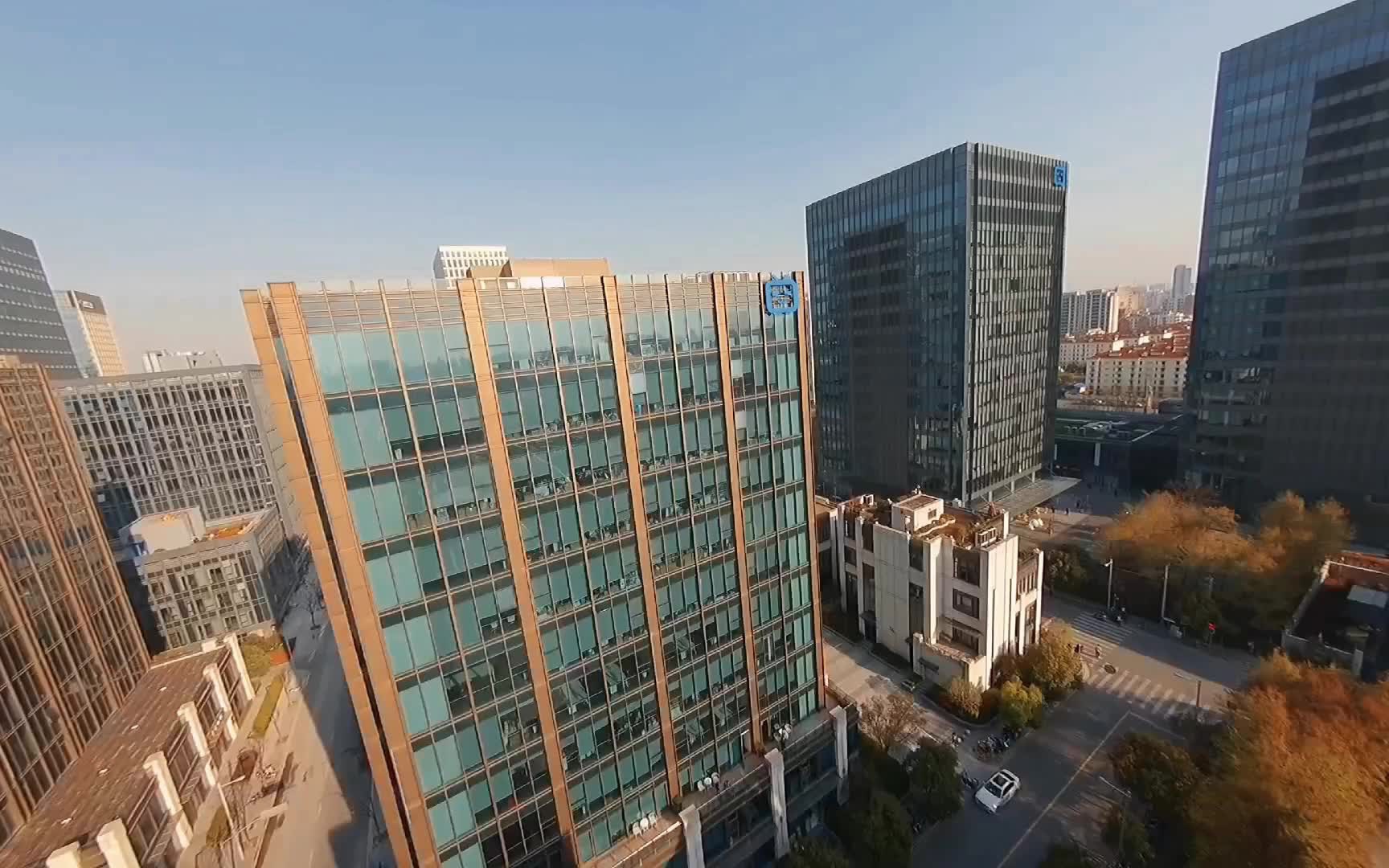 哔哩哔哩大楼穿越机拍摄