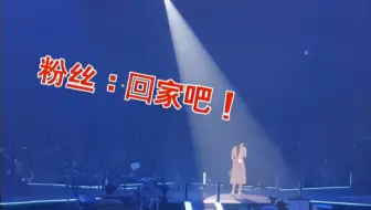 iu演唱会中途得知好友具自sha离世，故作镇定，可观众早已看出来她只是在强撑而已
