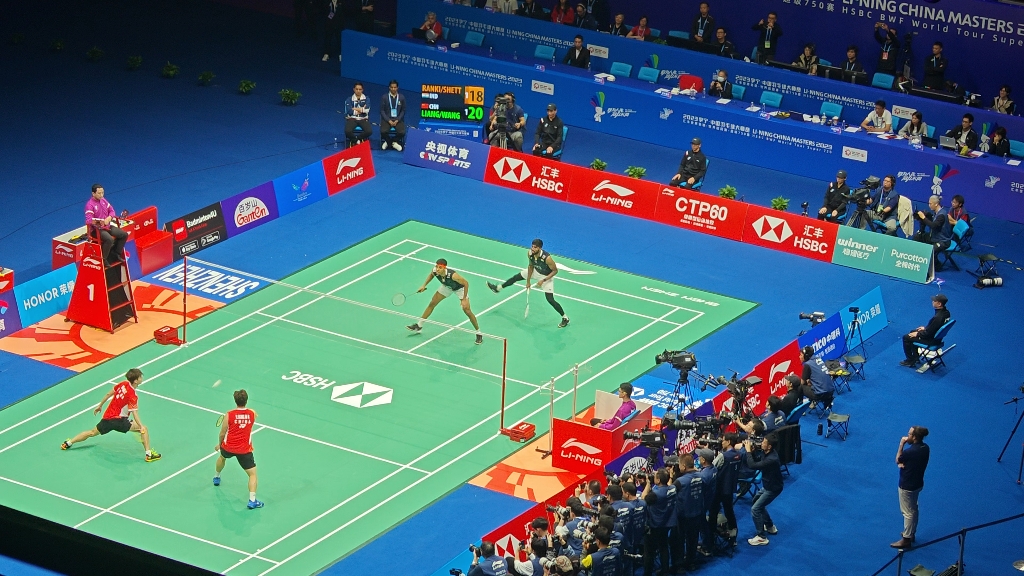 深圳羽毛球大师赛梁王夺冠时刻,由于上一个视频没录到梁王拿下比赛,在