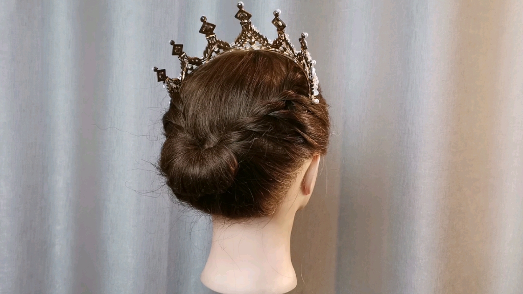 戴皇冠的发型教程图解图片