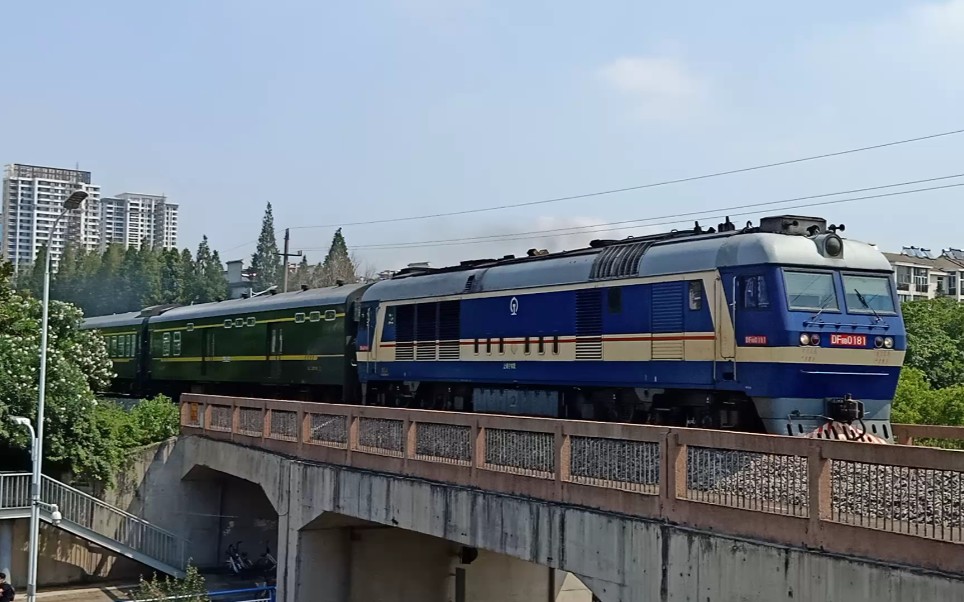 东风8b型内燃机车牵引空客车厢通过水蚌线