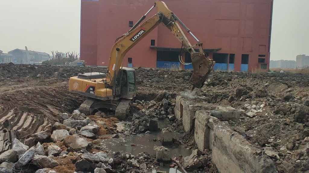 215挖机破除混凝土构筑物.