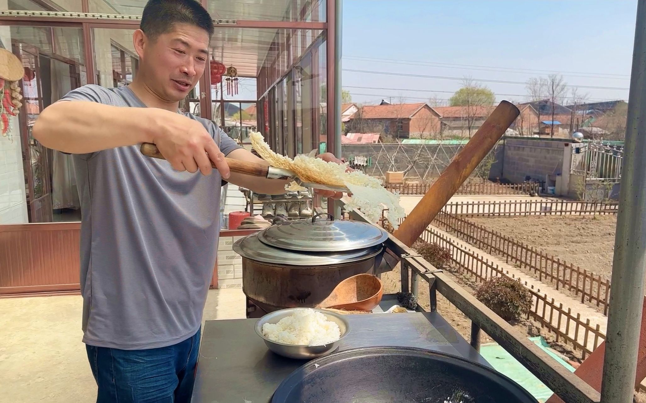 300块买100个笨鸡蛋?割头茬韭菜炒鸡蛋,为啥大锅饭一次做一锅?哔哩哔哩bilibili