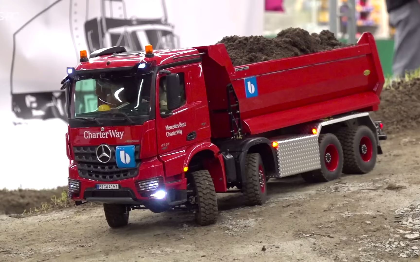 重型卡车装土运土