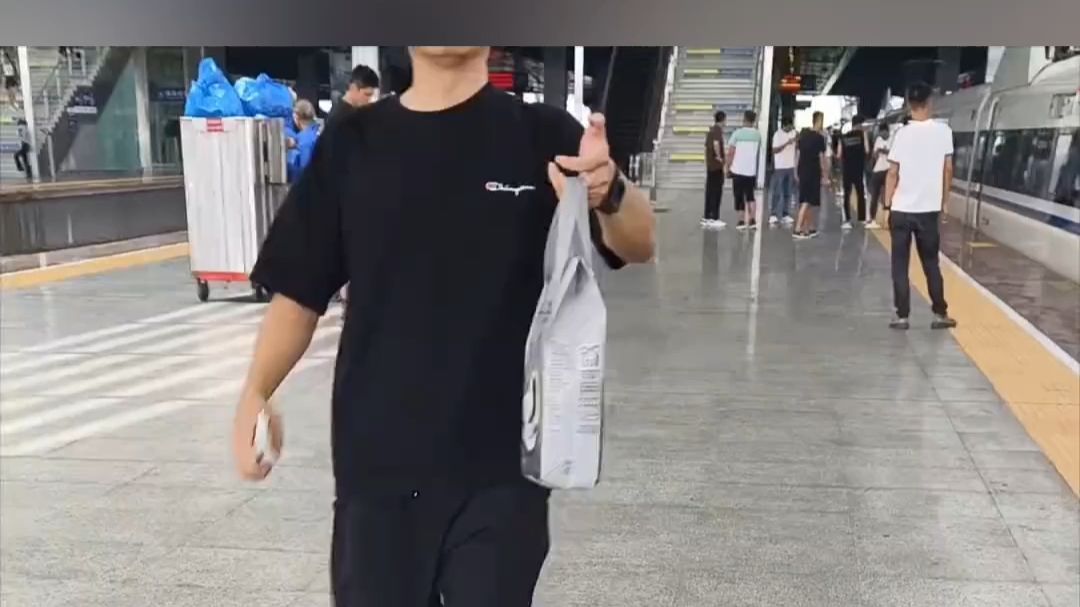 坐高铁往返1200公里代买奶茶，跑腿收费1000元，网友：有钱人的世界，我不懂。