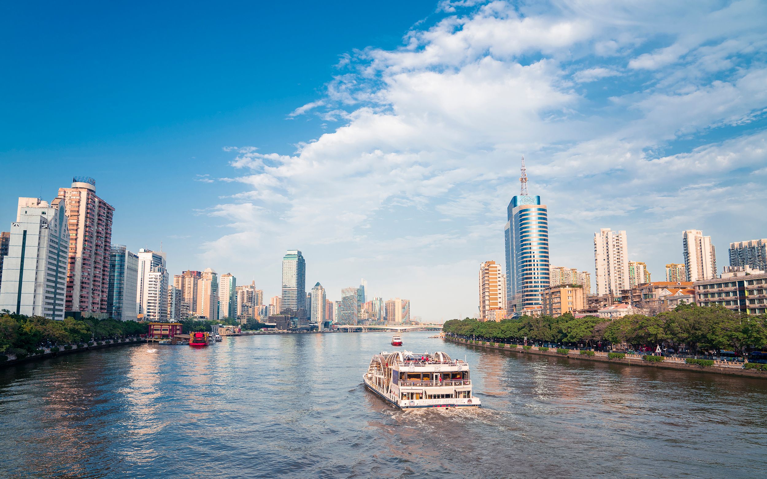 站在80多年历史,连通珠江两岸的海珠大桥上,看夏日两岸景色