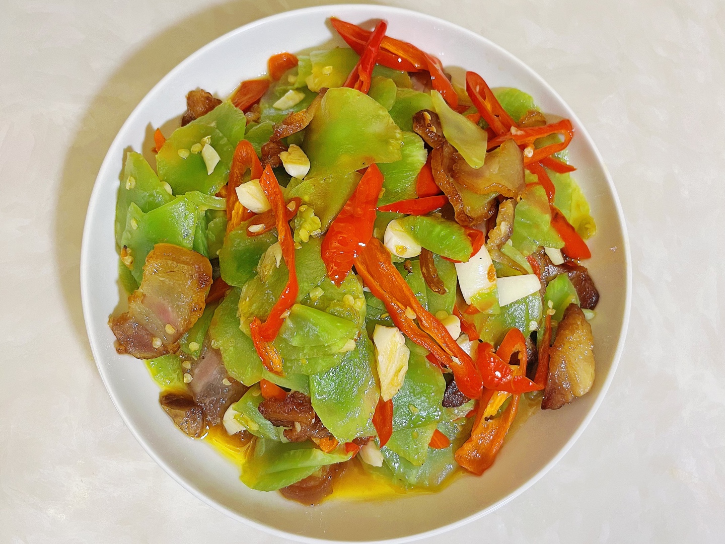 今天给大家分享一道超级下饭的家常菜小炒:莴笋炒腊肉