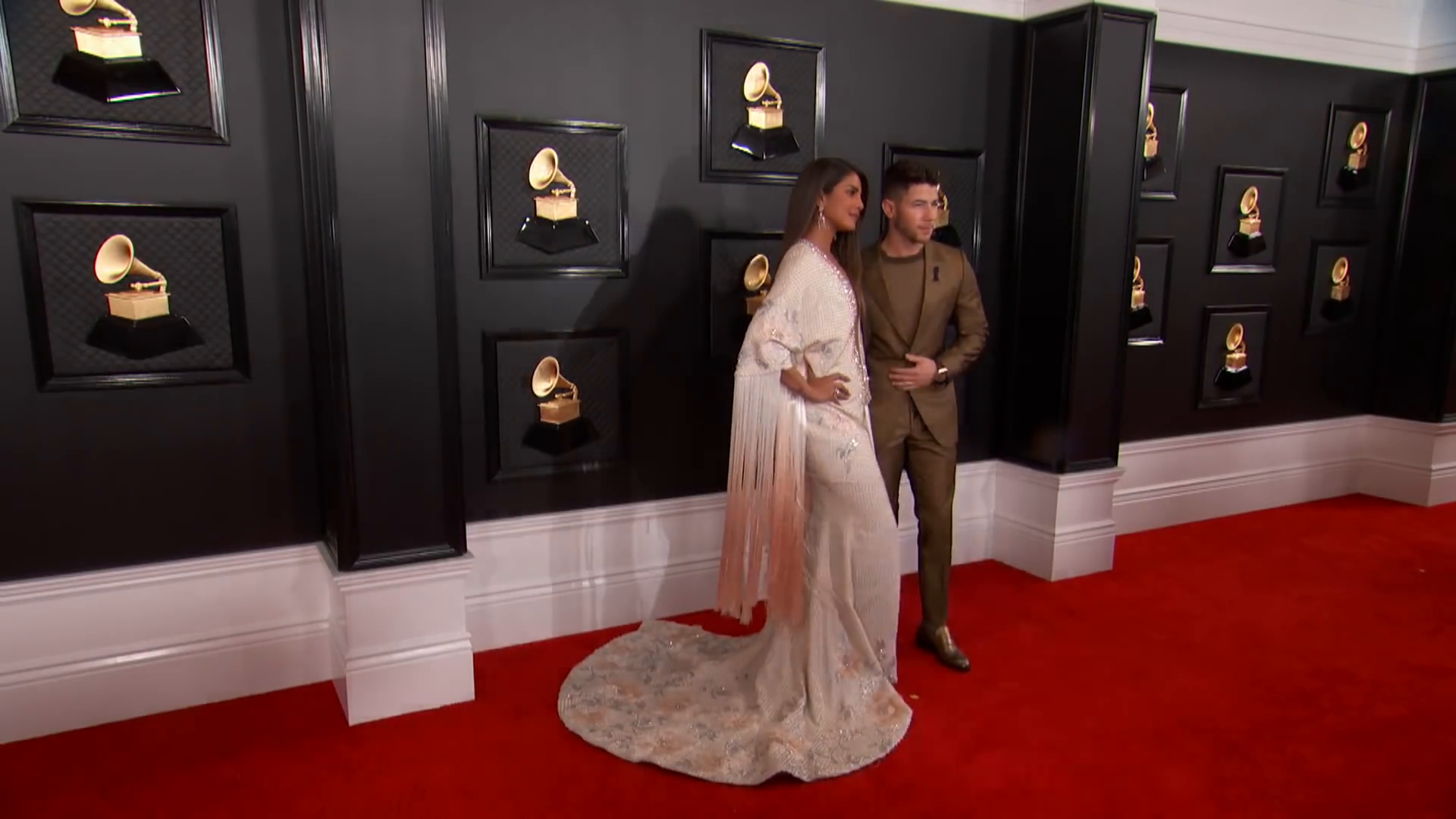 2020年格莱美奖朴雅卡·乔普拉和尼克·乔纳斯在红地毯上