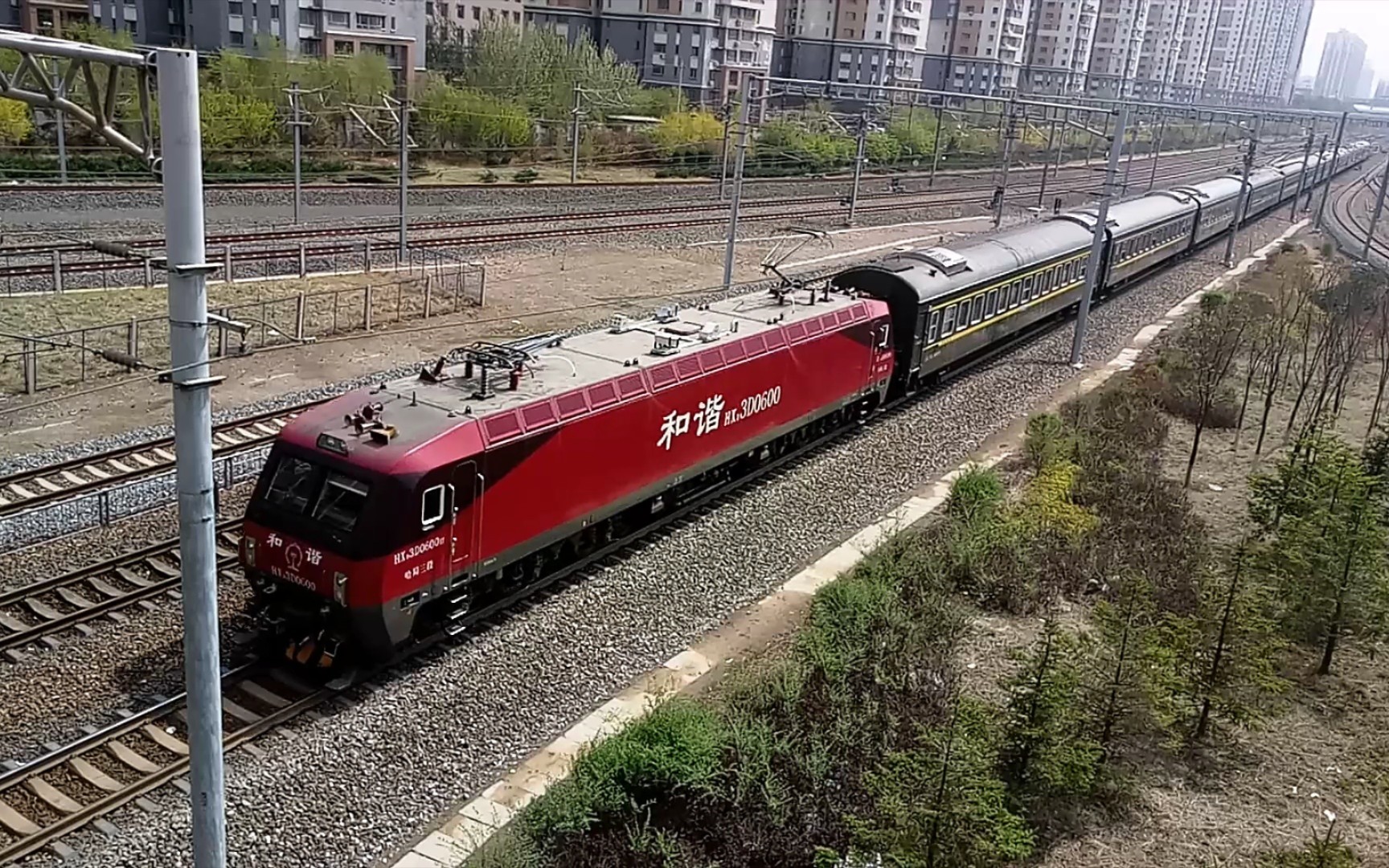 哈局三段hxd3d0600牵引2623次列车(大连~满洲里)通过沈阳老道口桥