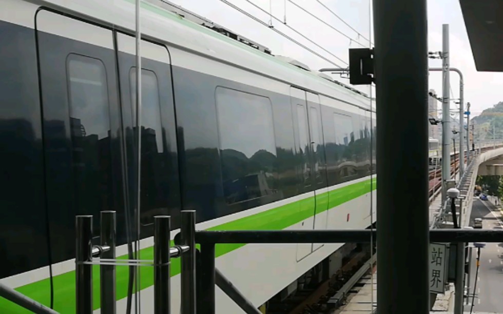 神奇的窦官站贵阳地铁1号线列车进窦官站