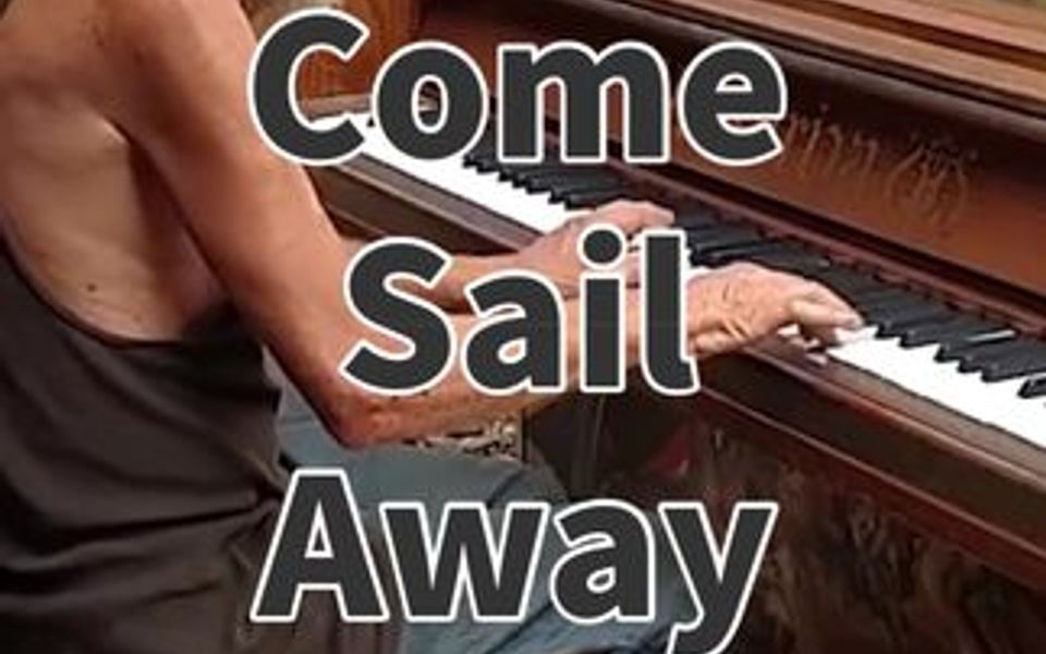 [图]无家可归的流浪汉，在街头弹出美妙的钢琴曲。 🎶Styx《Come Sail Away》