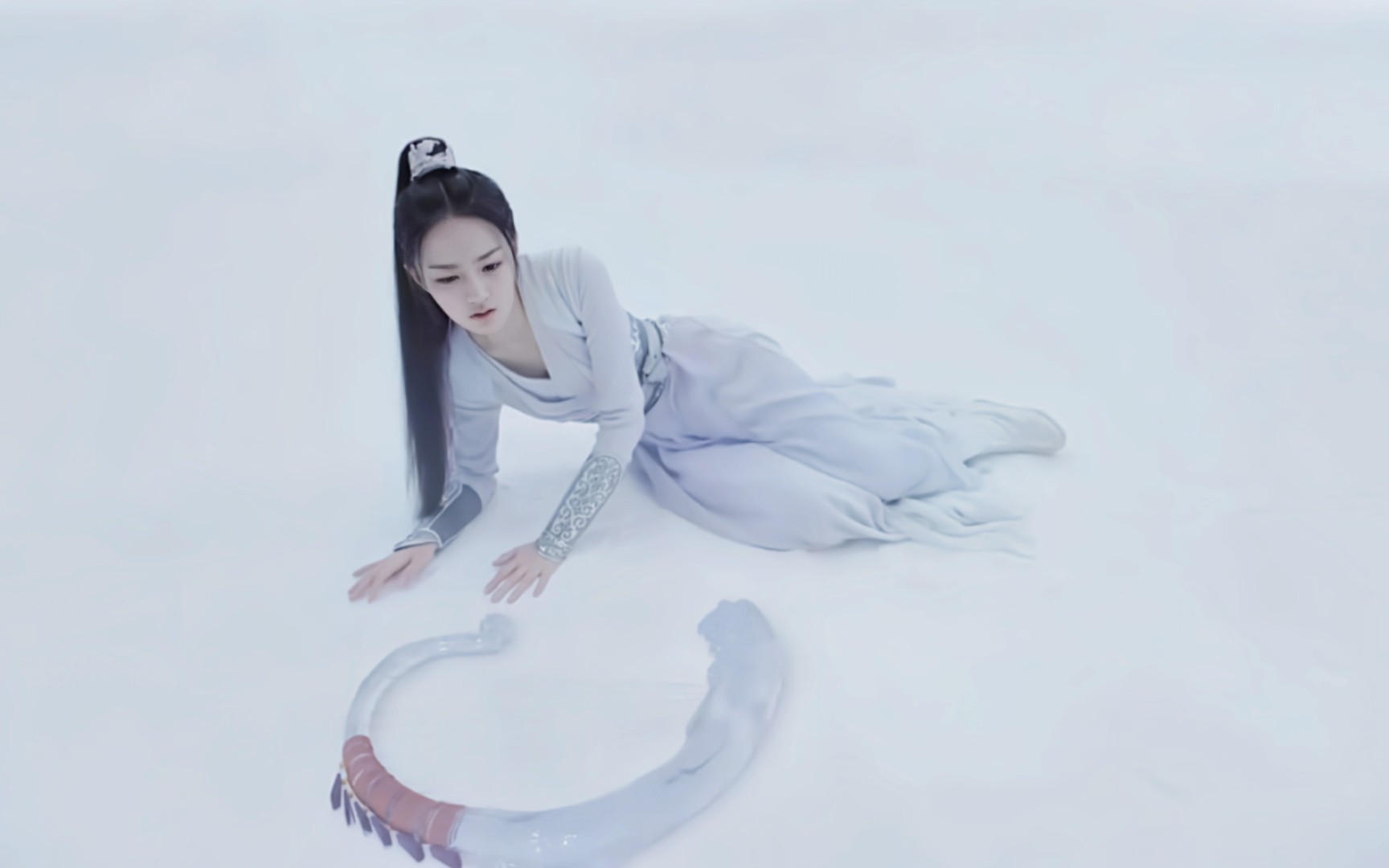 古装冷艳女侠,紫衣白靴,清丽出尘,强忍伤势拿到神器,身体已经虚弱至极