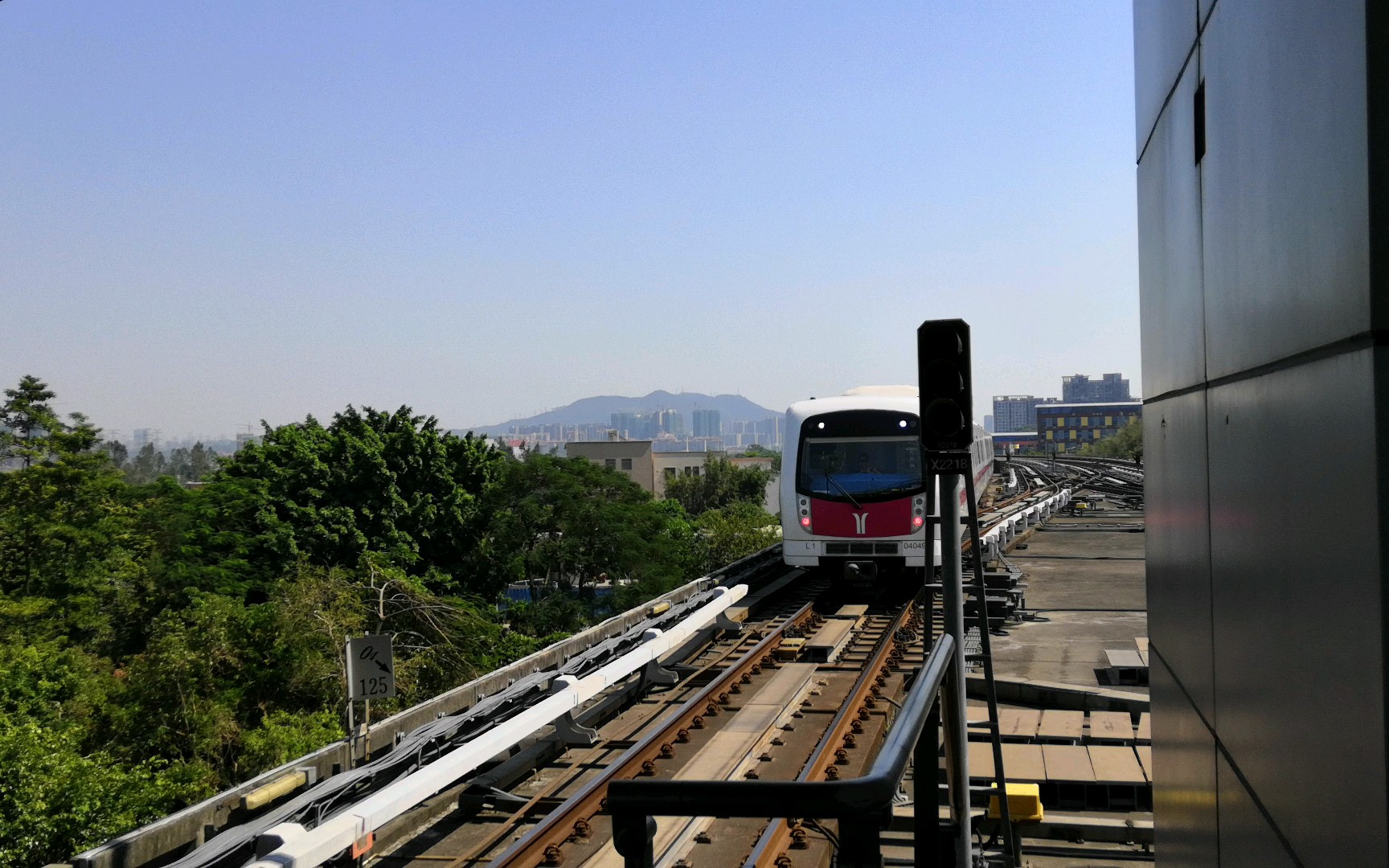 广州地铁4号线高架段列车进站地下段列车进站