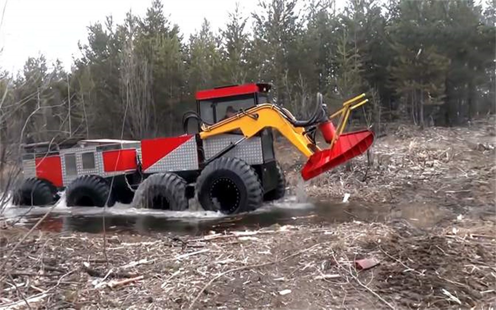 德国发明水陆两栖伐木车,拥有直径1.5米的锯片,上山下河无所不能1