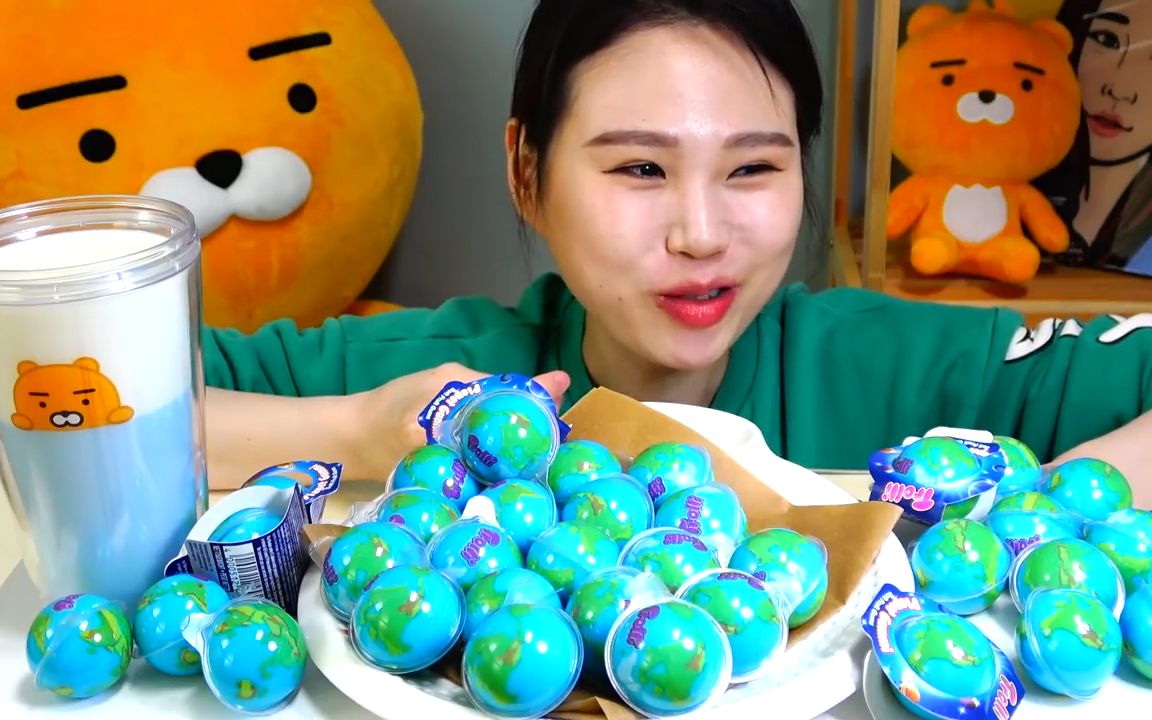 【韩国吃播】卡妹吃地球形状的软芯糖~w